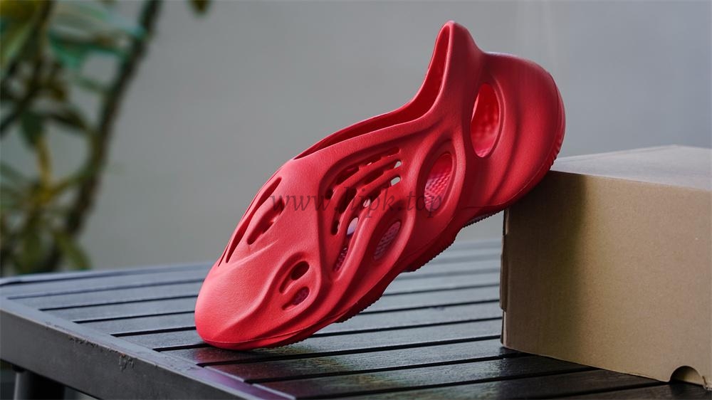 PK GOD idas Yeezy Foam RNNR Vermillion RETAIL MATERIALS READY TO SHIP