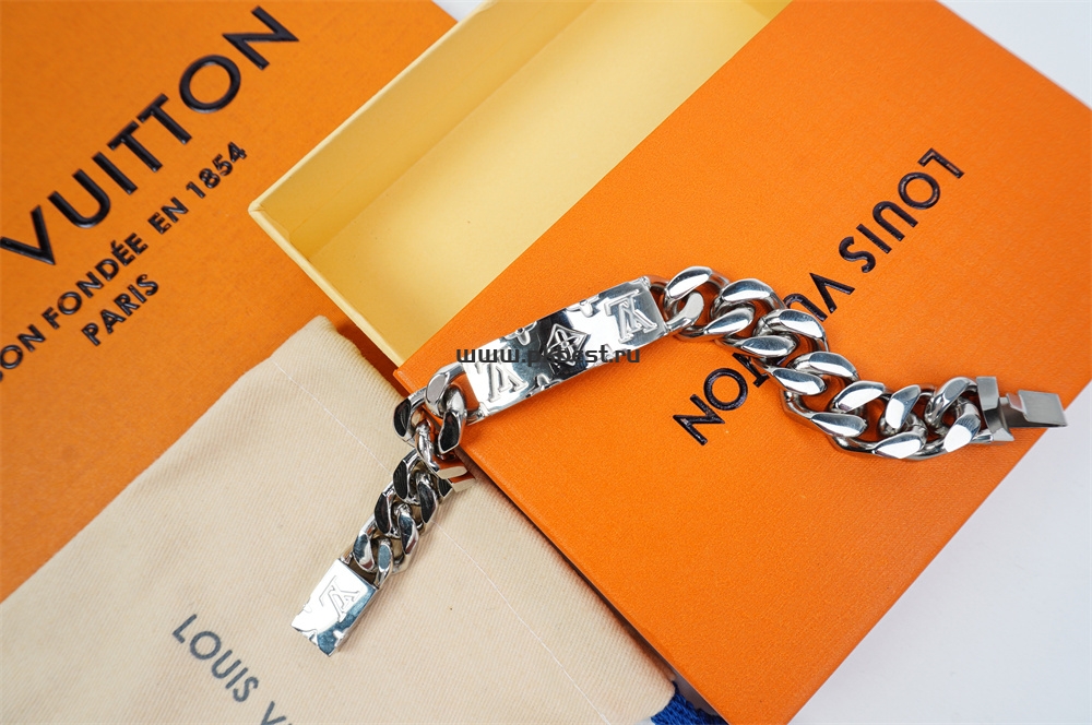 l**is V*t*n  metal bracelet gift for buy two pairs of shoes