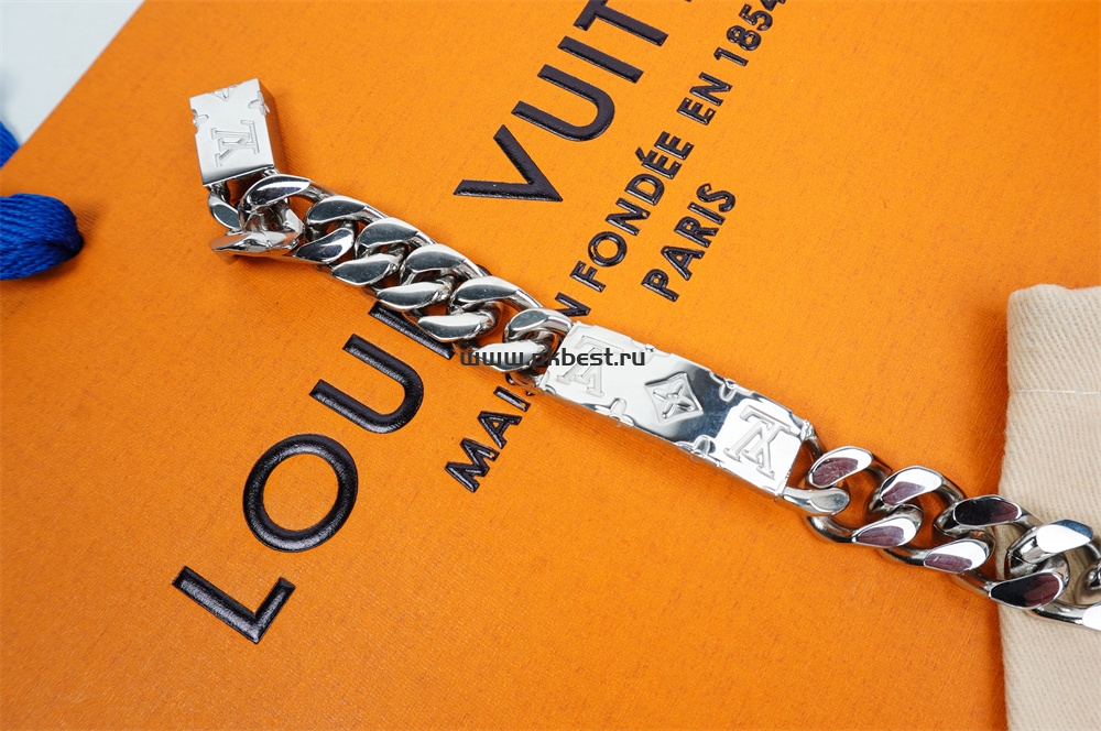 l**is V*t*n  metal bracelet gift for buy two pairs of shoes